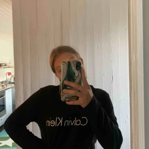  - En äkta Calvin Klein tröja, nypris 400 kronor! Använd 2 gånger. Bra skick!💕 säljer den för 100 + 54 frakt!