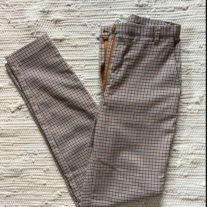  - Högmidjade byxor från Monki (”Dressy tapered trousers”) 🤩 använda max 2 ggr, mycket bra skick! Säljer då de tyvärr blivit för små för mig :( 