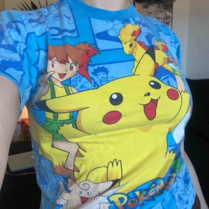  - ✨Fin blå PokémonT-shirt✨Tror att det är en barntröja men passar XS & S. Sömmen är lite trasig vid kragen vilket syns på tredje bilden. Kan mötas upp i Stockholm, köparen står för ev frakt💥✨