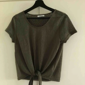  - Storlek L men mer som en M. I fint skick och ett ganska tunt men inte genomskinligt material med knytning fram