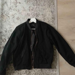  - Bomberjacka i svart. Använd 3 gånger. 