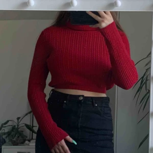  - Mörk röd croppad ribbad turtle neck tröja!  Änvänd fåtal gånger (super bra skick)😛 Passar både S och M💞 150kr frakt ingår!🌹🌹