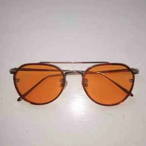  - Detta är ett par gula solglasögon från urban outfitters. Har använt de typ två gånger på bild bara. Köparen står för frakt💖💖