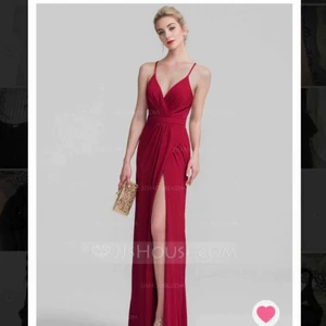  - Säljer min fina balklänning med slits, korsning bak i ryggen. Den har inlägg så bh behövs inte. Bra skick! Skriv om ni har några frågor🌸