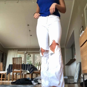  - Vita bootcut jeans från Dr. Denim. Jag har själv klippt hålen i knäna men annars är de i bra skick. Jag är 173 lång och de sitter perfekt i längden med ett par sneakers! De är väldigt strechiga så de sitter asnajs.