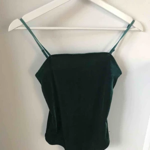  - Mörkgrön velvet body från Bikbok, jättefin men är tyvärr oanvänd. Köparen står för frakten!🥰