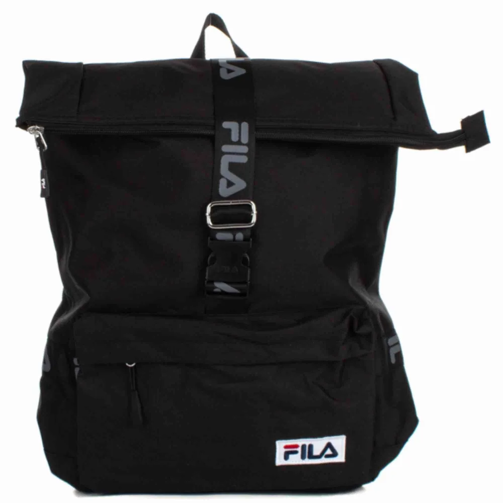 Helt ny Fila ryggsäck! Riktigt snygg ryggsäck som är mycket rymlig även om den ser liten ut. Väldigt PRAKTISK men jag har redan en likadan därför säljer jag denna❤️   Med alla sina lappar kvar! Äkta såklart.  Fraktkostnad tillkommer om jag ska frakta.. Väskor.