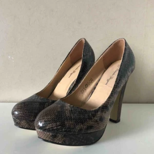  - Ascoola heels i ormskinnmönster! Använda ett fåtal gånger, i fint skick och utan skavanker! De är värda mer, frakt tillkommer!👠✨
