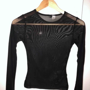  - Fin mesh långärmad tröja⭐️ säljes då den ej kommer till användning💕