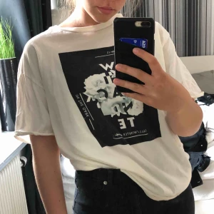  - tshirt med tryck, köpt här på plick men den kom tyvärr aldrig till användning. säljs för 55kr + frakt 30kr