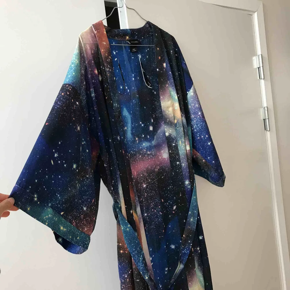 En superfin oanvänd galaxy kimono från Monki. 💜✨ Kan användas som morgonrock också.. Tröjor & Koftor.