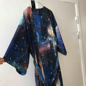  - En superfin oanvänd galaxy kimono från Monki. 💜✨ Kan användas som morgonrock också.