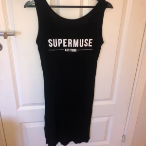 Svart klänning, Storlek M - Svart vanlig klänning i storlek M, köpt på Mango 2016. Använd en gång. Passar även storlek S