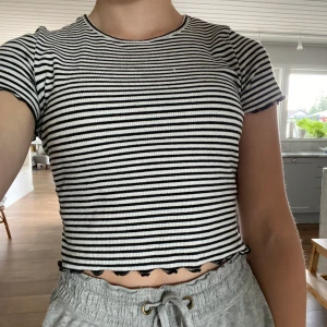 Topp - En topp från ginatricot 🧚🏻 Sparsamt använd, köparen står för frakt ☺️