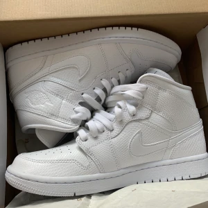 Jordan air 1 mid - Jordan air 1 mid i storlek 40,5. Säljer då de inte passade mig. Fick hem dem igår och de är helt oanvända, endast testade. Köpta på size. Slutsålda överallt. Säljer endast vid bra bud. Buda i kommentarerna. Bud: 1200kr. Budgivningen är slut 24/8 20:00🤍