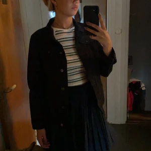 Start jeansjacka - En svart jeansjacka från Kappahl i strl M men skulle säga att den passar xs/s❤️❤️❤️