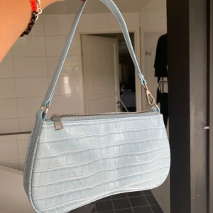 Väska från JW PEI - Köptes i maj och säljer pga aldrig använd. Jättefin modell och bra kvalitet men den kommer dessvärre inte till användning för mig. Möts upp i Stockholm, annars står köparen för frakten.🦄  många intresserade, först till kvarn gäller!