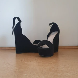 Wedge sandal, storlek 39 - Beställde fel storlek och dem har bara stannat kvar, aldrig använda bara provade inomhus. 
