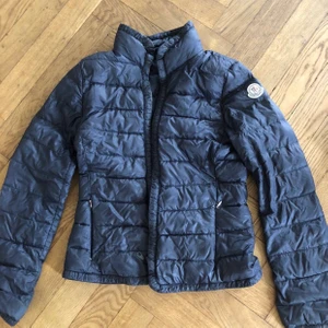 Monclear jacka   - Blå monclear jacka i barnstorlek M, för barn i åldern 12-14 ungefär. Passar bra om man är xs (jag är 18 år men bär xs och den passar bra) 