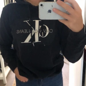 Calvin Klein hoodie  - Calvin Klein hoodie i bra skick, frakt tillkommer, betalas av köparen ( mellan 79kr och 105kr beroende på vad plagget får plats i) 