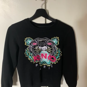 Kenzo tröja  - säljer min äkta kenzo tröja köpt på NK. har använt den ett fåtal gånger men den är som ny! 