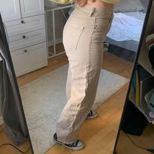 Super snygga jeans från monki som passar till ALLT💥💥💥 avklippta för en snyggare look (passar mig som är 158cm)! Säljer pga lite förstora i midja och rumpa används därför inte! Möts upp i gbg eller fraktar💜