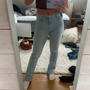 Vida lågmidjade jeans - Ljusa lågmidjande/ medelmidjade jeans från gina. Riktigt snygga och trendiga. 