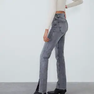 Grå jeans, utsvängda med slits, oanvända samt prislappen kvar. Dessa är slutsålda annars! 💕💕  fraktar enbart, du står får fraktkostnad