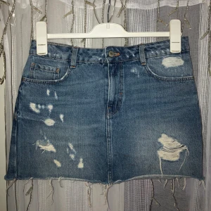 Jeanskjol - Zara, strl M - BUDA - Jeanskjol från Zara, strl M. Något liten i storleken. Nästintill oanvänd och är fortfarnde i väldigt bra skick!! Köparen står för frakt!