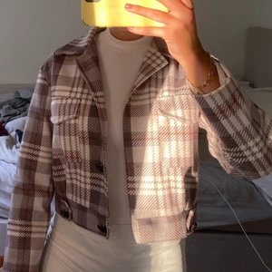 Rutig jacka från Boohoo - Jackan är i storlek S. Midjekort. Materialet är 100% polyester. Nyskick, använd endast en gång.