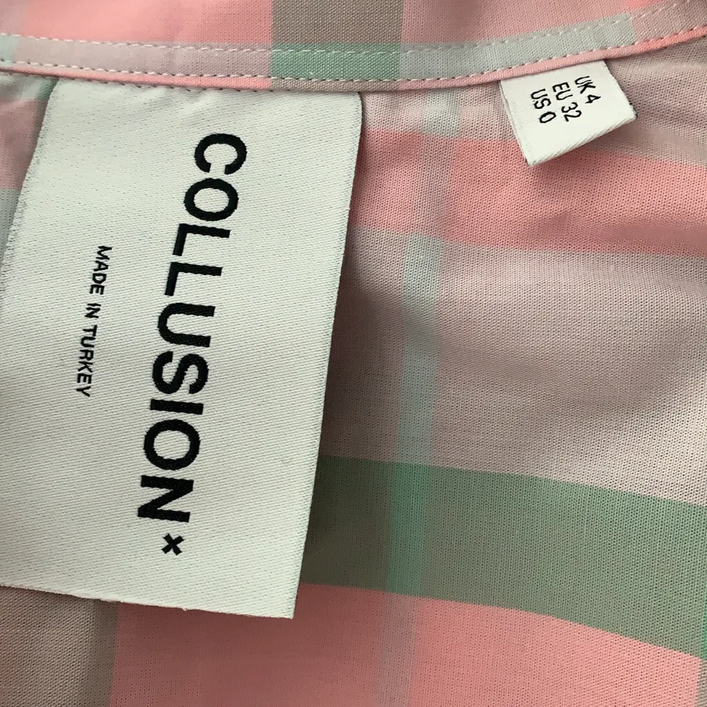 En super snygg jätte oversized skjorta från asos kollektion Collusion! Det är storlek xxs men då den är VÄLDIGT oversized passar den de flesta storlekarna! Säljer pga inte kommit till användning! Köparen står för frakten och tar emot Swish!😊. Skjortor.