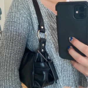 Svart axelväska! - Säljer denna svarta axelväska för att den inte kommer till användning! En liten slitning på ena sidan men det märker man inte alls när man använder den💕 frakt tillkommer