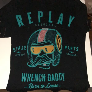 Replay tröja - En fin replay tröja som är använd ett fåtal gånger, och skulle behöva nötas på lite mer fast av en ny ägare.