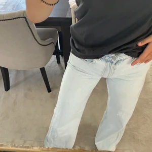 Raka  &other Stories jeans!!! - Säljer mina eftertraktade blåa vida jeans från &otherstories , storlek 27, motsvarar ungefär 36, som endast är använda 2 gånger... då dem ej kommer till användning. Betalade 800kr för dem och säljer för 550kr inkl frakt 