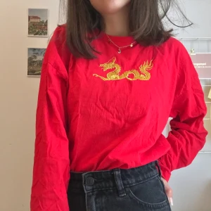 Röd Långärmad Tröja med Drake - Jättefin röd långärmad tröja med en gul broderad drake från carlings💓 Tyvärr lite för stor för mig. Frakt 44kr🤩
