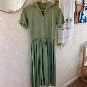 Sidenklänning - Fantastiskt fin klänning från 50-talet sydd i troligtvis äkta siden ✨ Tyvärr är den lite för trång för mig som vanligtvis är stl S så den passar säkert någon som är XS. Har bytt blixtlås och lagat slitage/hål vid sömmen kring blixtlåset (se bild). Fläckar/färgförändringar på vä skuldra. 