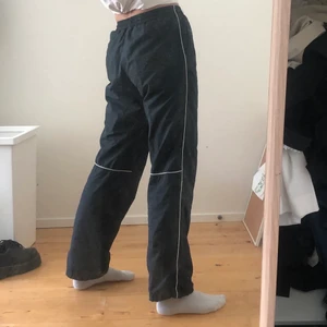 Mörkblå trackpants - Så jävla soft trackpants! Lite jumpalärare vibes