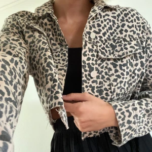 croppad Leo-jacka  - Säljer denna snygga croppade jacka med Leo-mönster 🐆 frakt tillkommer 