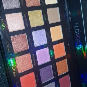 Huda beauty fake  - Endast swatchad 190kr frakt tillkommer  