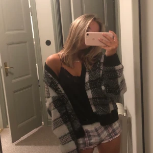 Zara stickad kofta - En så himla fin stickad kofta från zara. Super skön och snygg! Är i storlek s💕💕