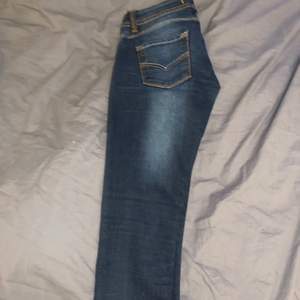 Mörkblåa jeans ifrån Levis