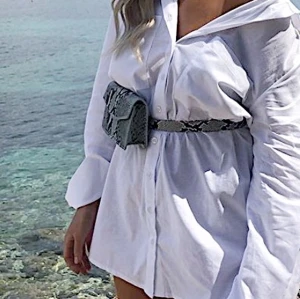 Magväska - Magväska ifrån Linn Ahlborg x nakd. Säljs för 50kr🥰