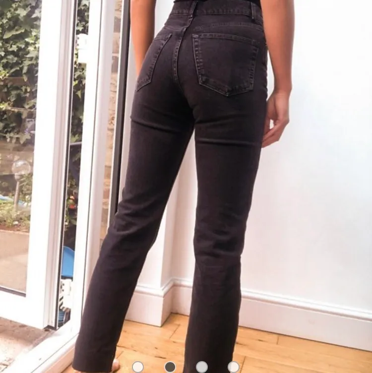 Svarta jeans från ASOS design TALL. Säljer då de har blivit för stora men de är sparsamt använda! Nypris ligger på 439:- men säljer för 200:- (+ frakt om nödvändigt). Jeans & Byxor.