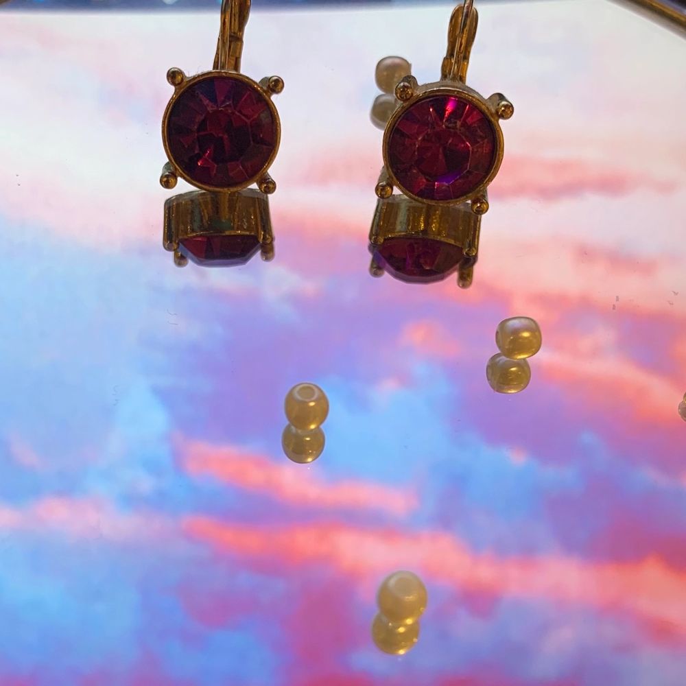 Ett par jättefina guldörhängen med lila sten. Köpt för några år sedan från glitter. . Accessoarer.
