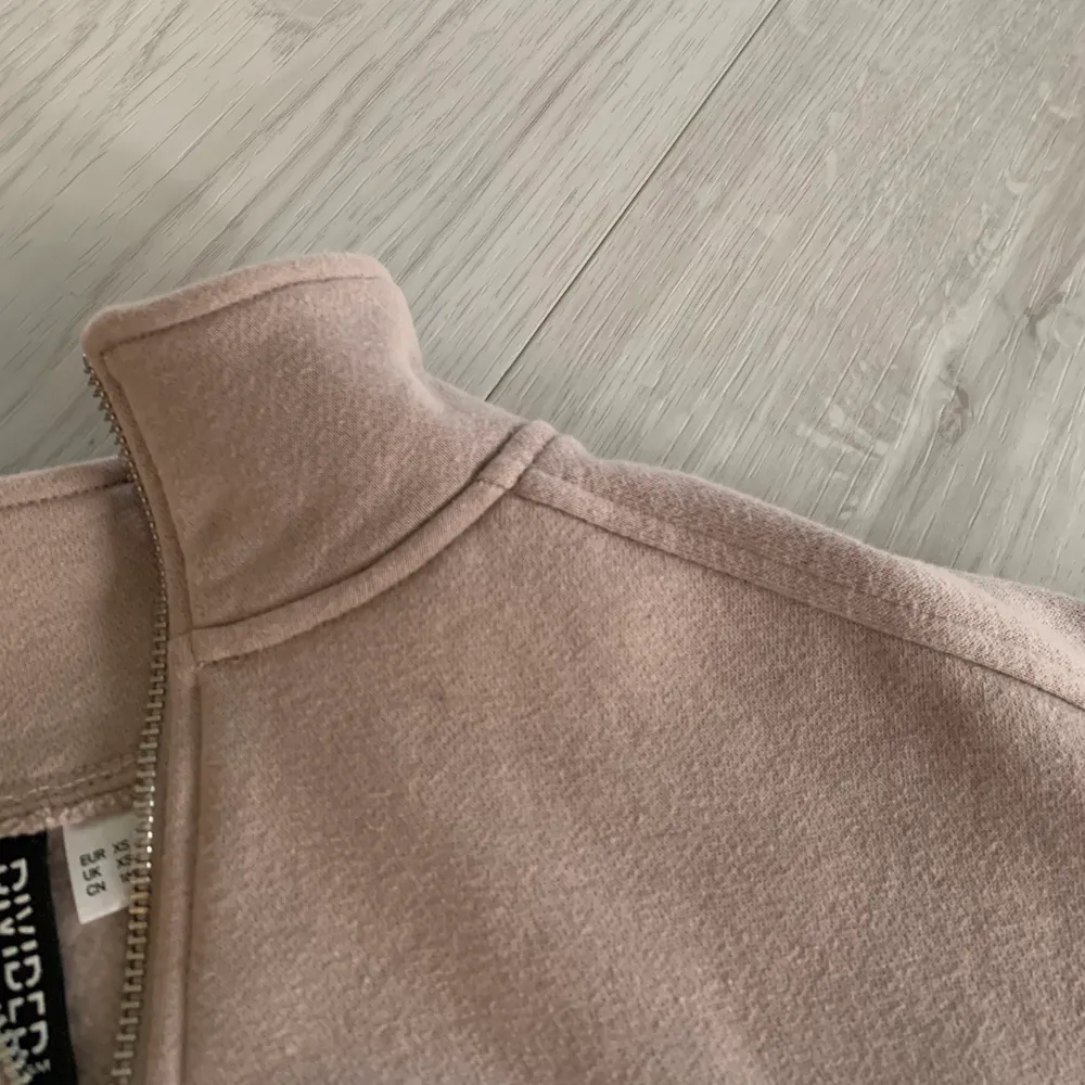 Säljer denna coola sweatshirten i beige från HM! Använd 1 gång. Storleken är XS men passar även S. Pris 30kr + frakt! Tvättas och stryks innan frakt💕. Tröjor & Koftor.