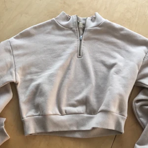 Sweatshirt - Tröja i en fin beige färg från Nelly köpt för ett år sen. Säljer pga för liten tyvärr. Frakt ingår ej 💜