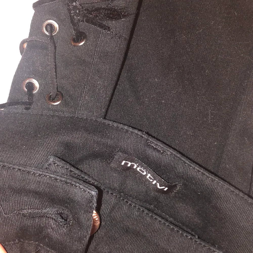 svarta byxor i väldigt mjukt jeansmaterial med knyte på benet. i 2000-tals stuk. Jeans & Byxor.