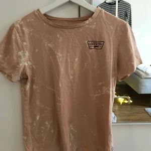 Vans tröja - Säljer denna rosa vans T-shirten. Har blekt den själv.💓