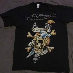 Fet ed hardy t-shirt med as nice clean fit.
