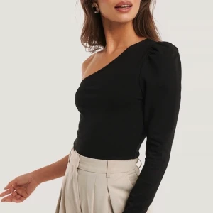 NAKD one shoulder top - Liknande tröja som på första bilden fast i silverglittrig från NAKD som är helt oanvänd. Köpte står för frakt, fråga för mer bilder<3